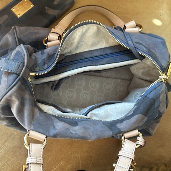 RARE Michael Kors Blue Camo Distressed Camouflage Leather Bag + FREE Makeup Bag - Picture 8 of 14